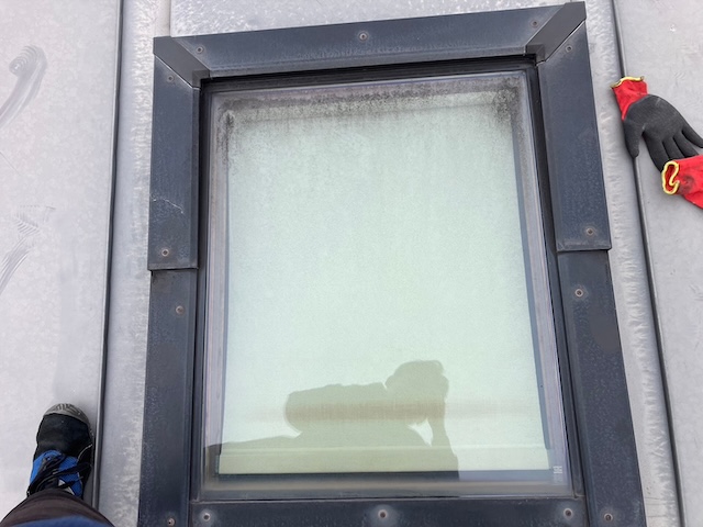 名古屋市千種区にて天窓からの雨漏り発生・窓隙間シーリングを補填する工事を実施いたいしました
